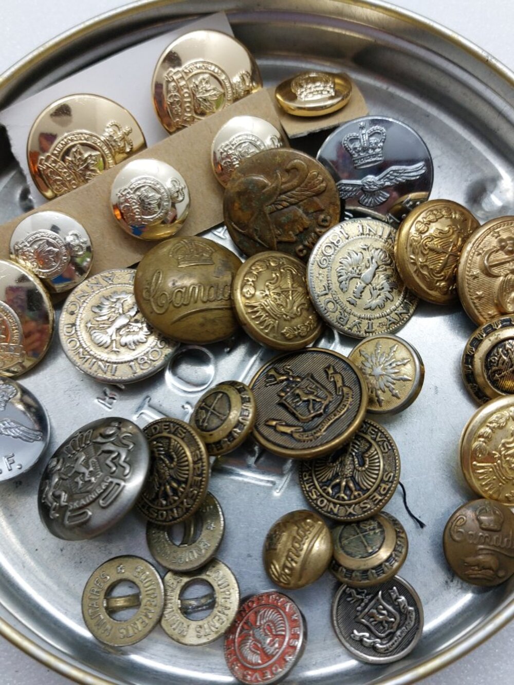 Mixed Lot Of 32 Vintage Buttons, R.C.A.F, Legion, Militaries, Canada